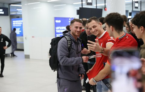 Liverpool už je v Praze, na letišti čekali fanoušci Reds