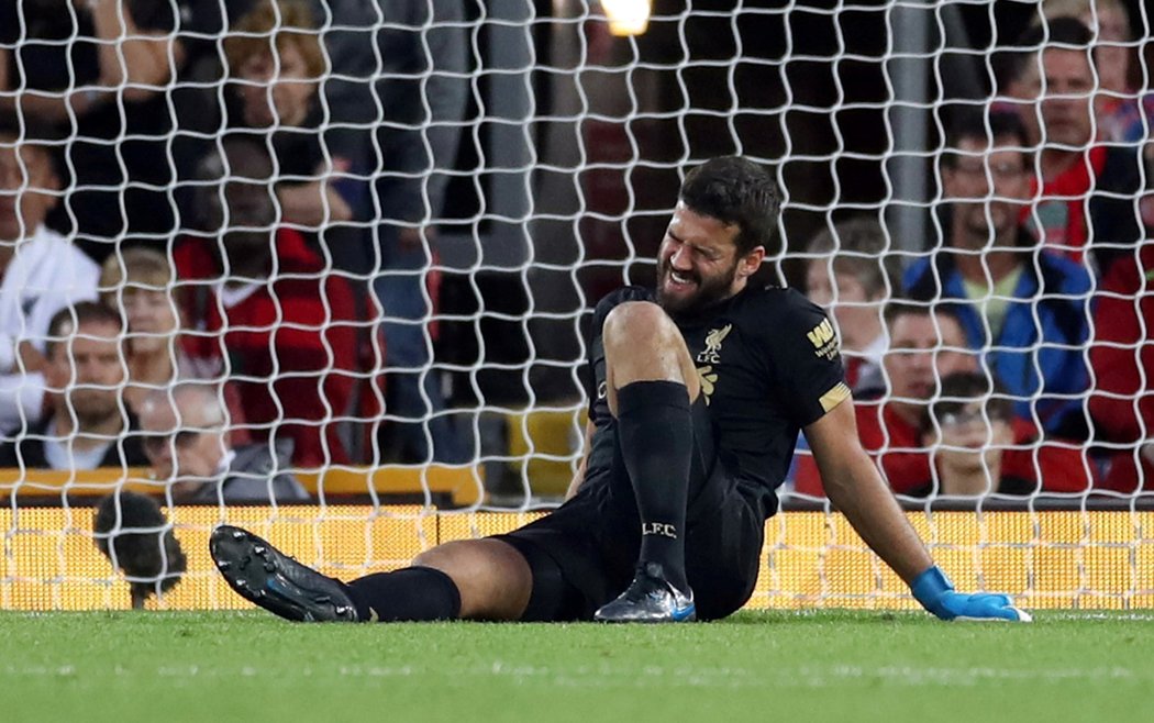 Zraněný gólman Liverpoolu Alisson musel v utkání s Norwichem střídat