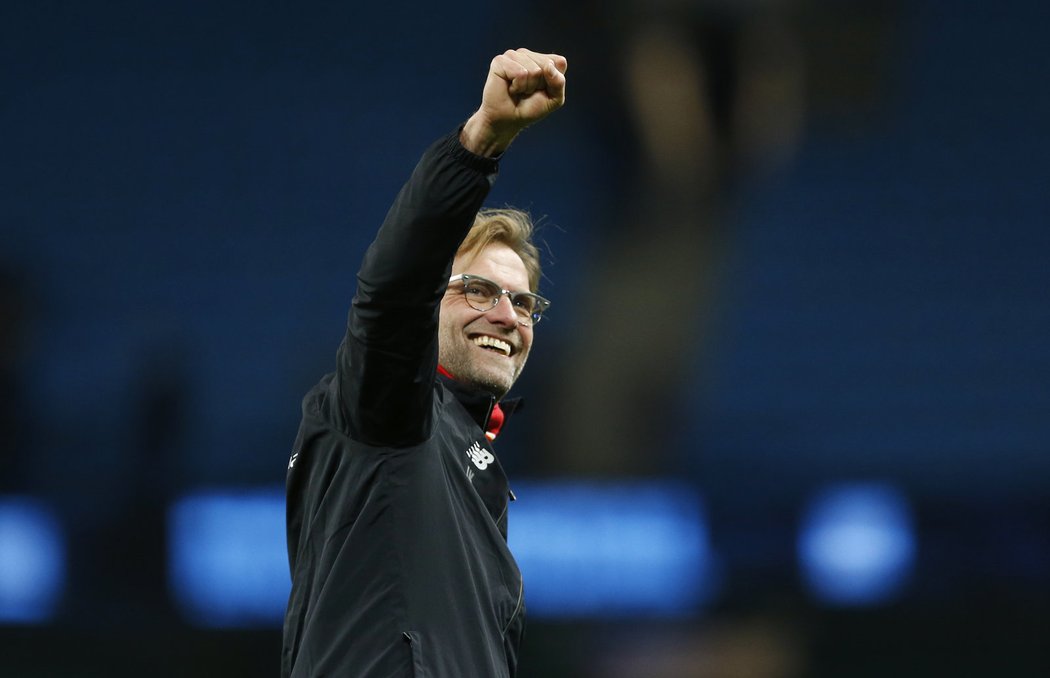 Trenér Liverpoolu Jürgen Klopp se raduje z výhry na hřišti Manchesteru City