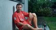 Legendární český fotbalista Vladimír Šmicer pózoval pro Sport Magazín v dresu Liverpoolu a zmenšenou kopií trofeje pro vítěze Ligy mistrů