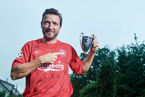 Legendární český fotbalista Vladimír Šmicer pózoval pro Sport Magazín v dresu Liverpoolu a zmenšenou kopií trofeje pro vítěze Ligy mistrů Legendární český fotbalista Vladimír Šmicer pózoval pro Sport Magazín v dresu Liverpoolu a zmenšenou kopií trofeje pro vítěze Ligy mistrů