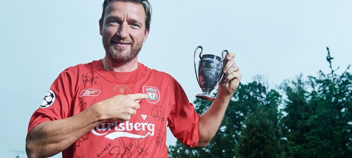 Legendární český fotbalista Vladimír Šmicer pózoval pro Sport Magazín v dresu Liverpoolu a zmenšenou kopií trofeje pro vítěze Ligy mistrů