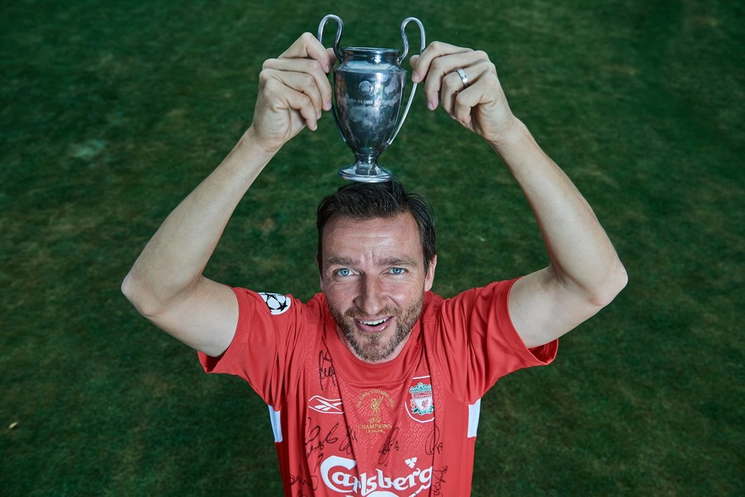 Legendární český fotbalista Vladimír Šmicer pózoval pro Sport Magazín v dresu Liverpoolu a zmenšenou kopií trofeje pro vítěze Ligy mistrů