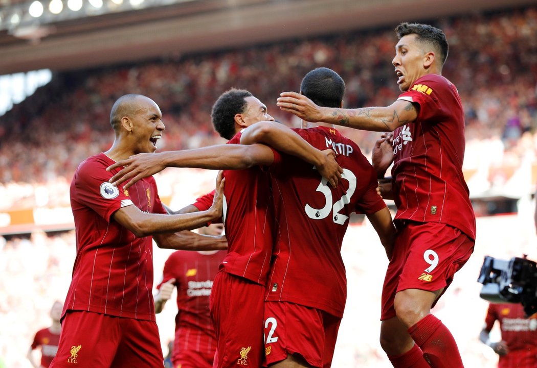 Radost hráčů Liverpoolu po jedné z branek do sítě Arsenalu