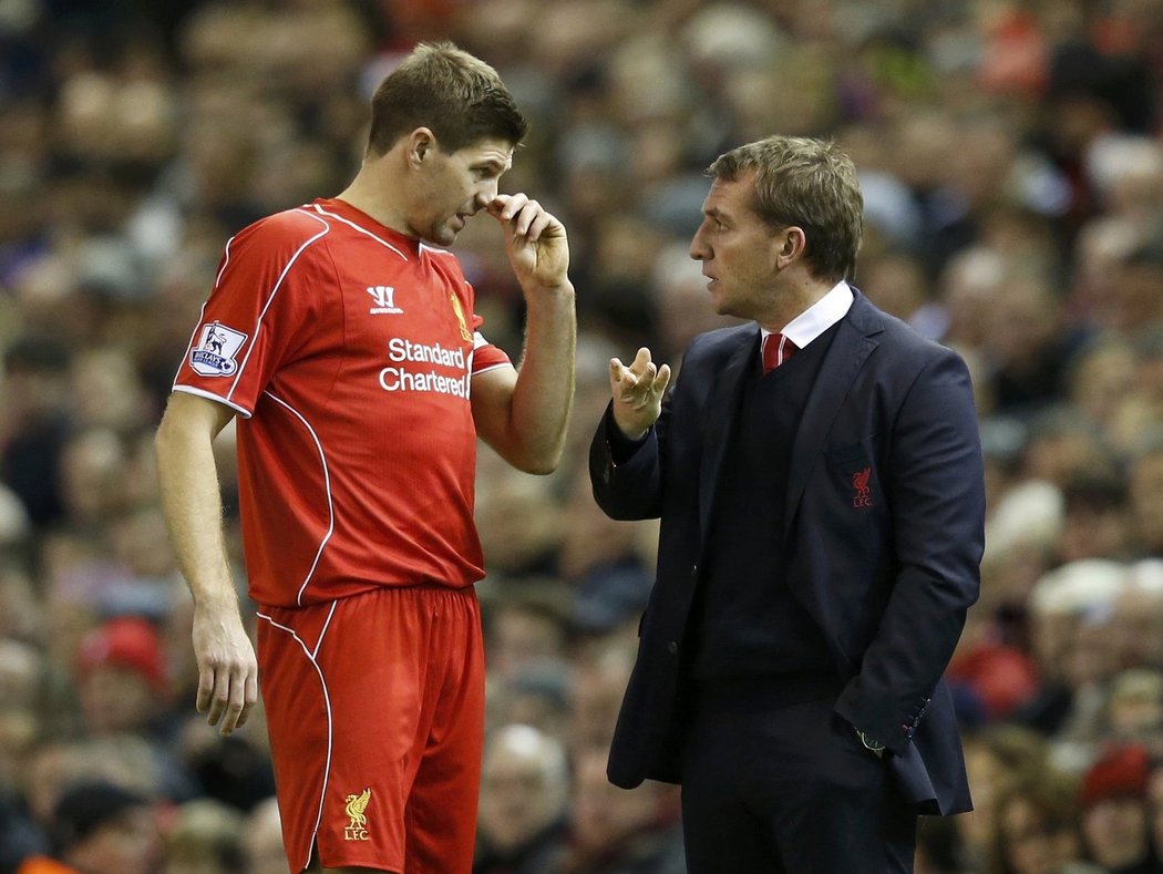 Steven Gerrard poslouchá rady trenéra