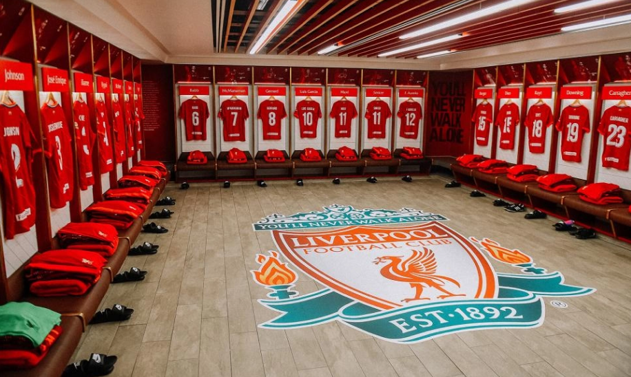 V kabině Liverpoolu opět visely dresy hráčů jako Gerrard nebo Baroš