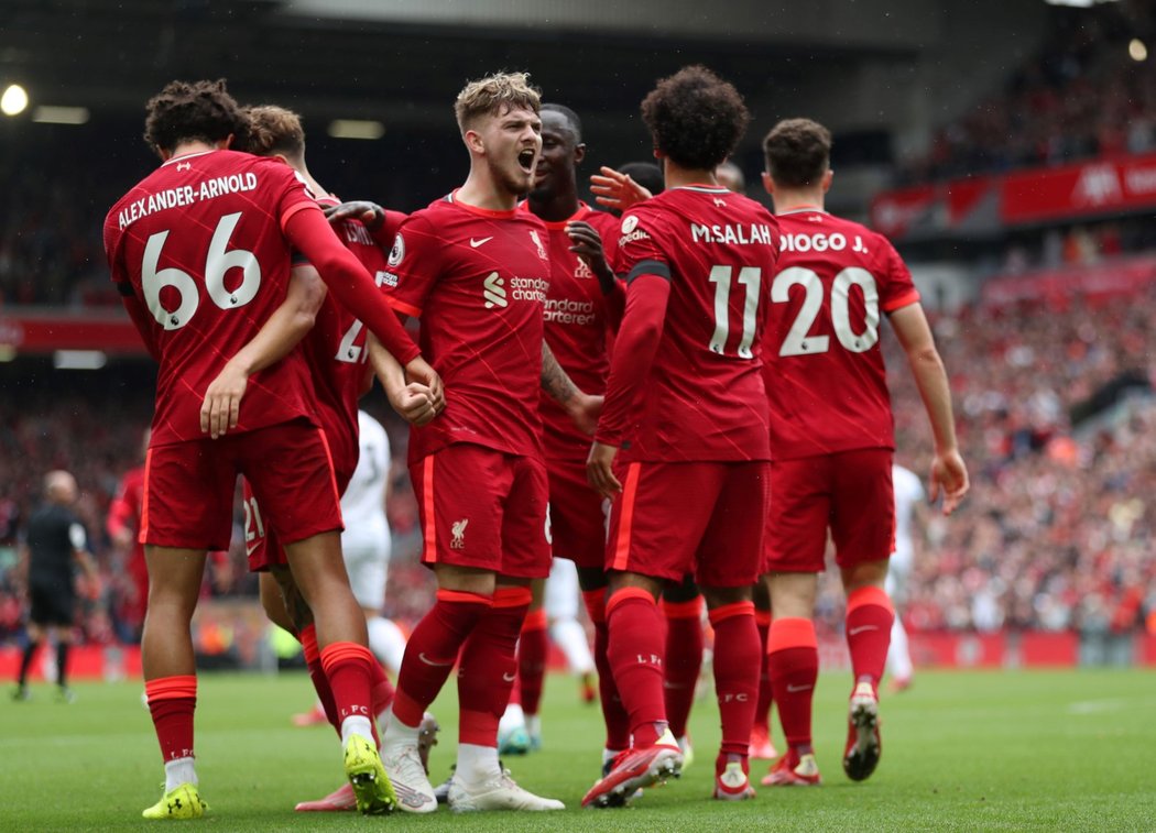 Fotbalisté Liverpool oslavují gól proti Burnley