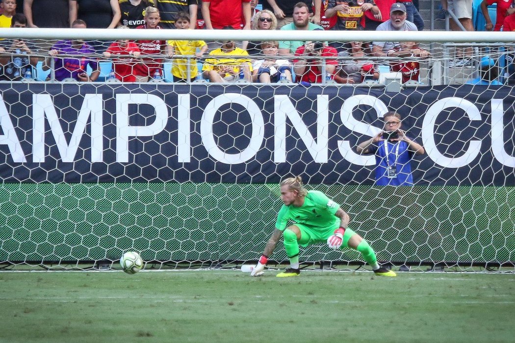 Brankář Loris Karius předvedl v přípravě další kiks