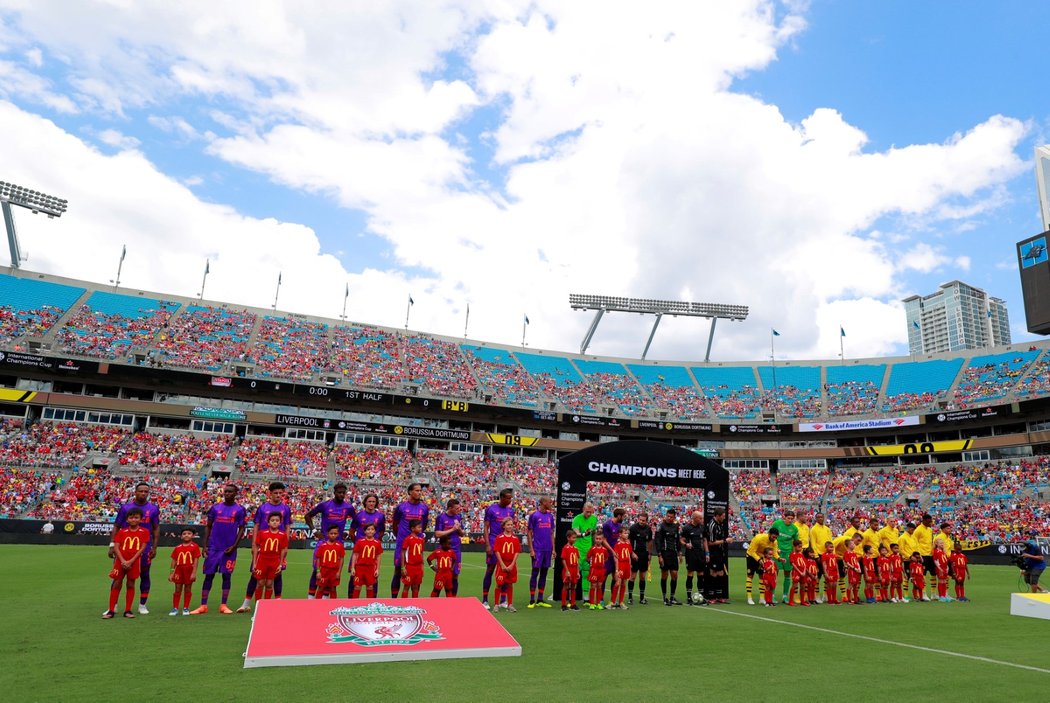 Liverpool a Dortmund se střetli na Bank of America Stadium v Charlotte, kde působí tým amerického fotbalu Carolina Panthers