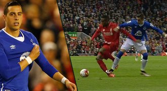 Bek Evertonu zranil hráče Liverpoolu a slavil. Skandální, spílají mu