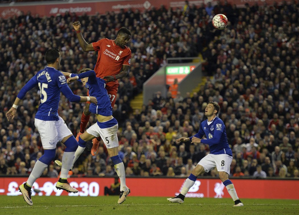 Útočník Liverpoolu Divock Origi v hlavičkovém souboji s obránci Evertonu