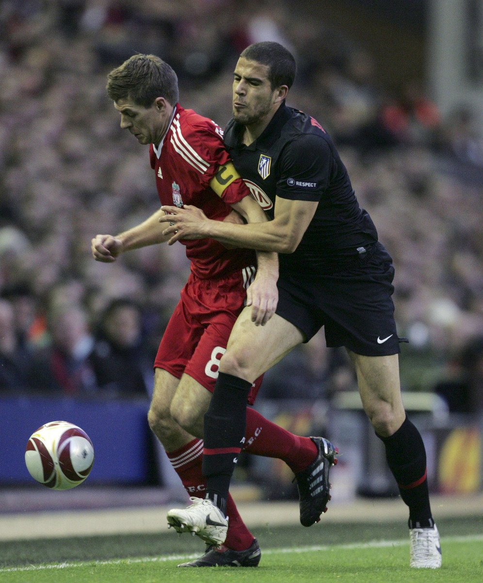 Gerrard bojuje o míč s Dominguezem.