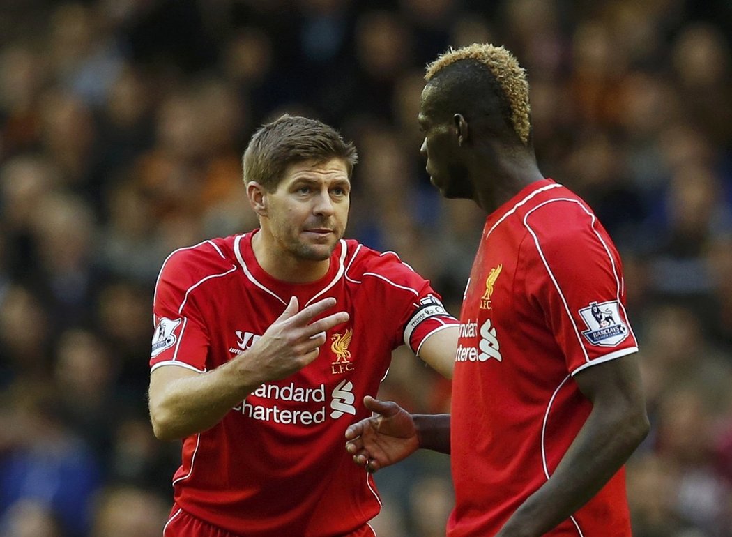 Steven Gerrard promlouvá s letní posilou Liverpoolu Mariem Balotellim