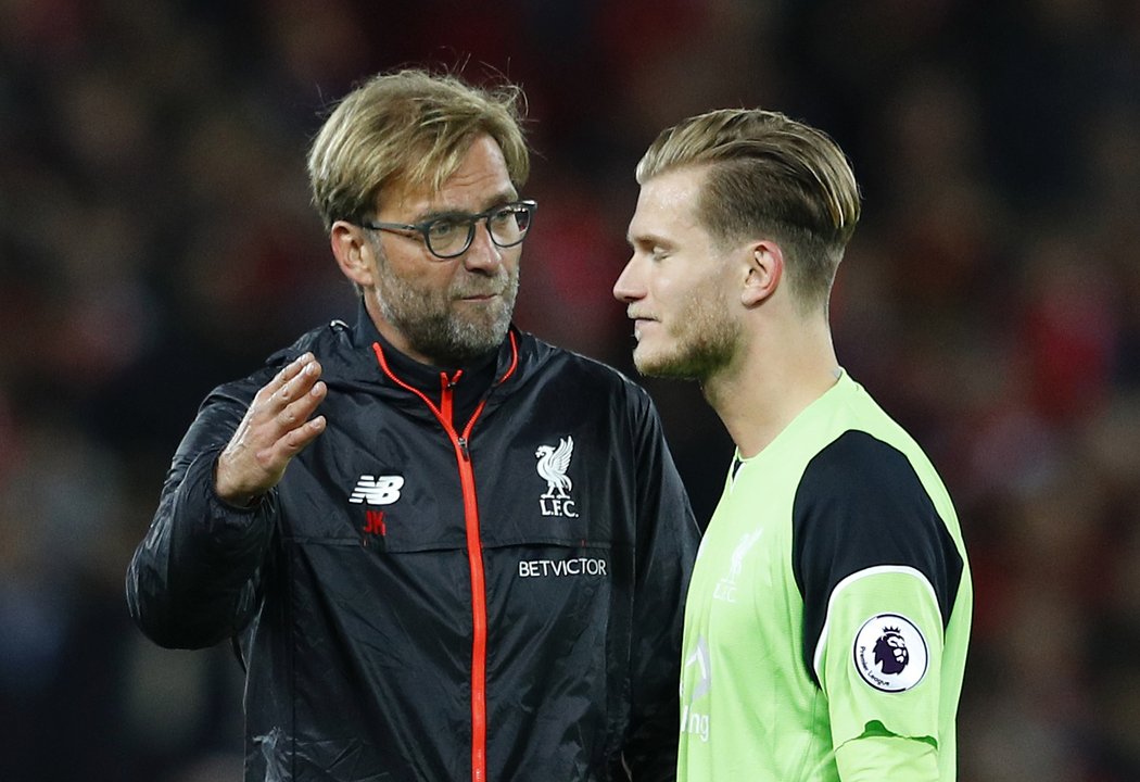 Trenér Liverpoolu Jürgen Klopp a brankář Karius