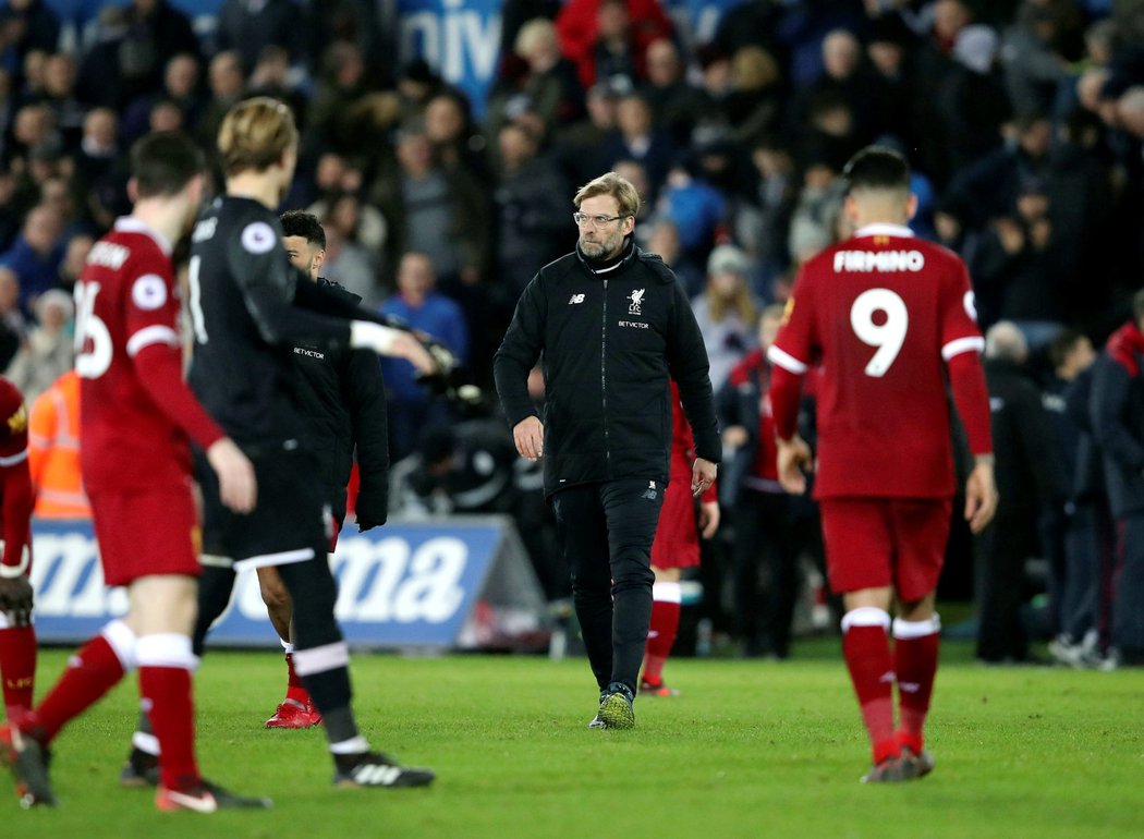 Zklamaní hráči Liverpoolu a trenér Jürgen Klopp