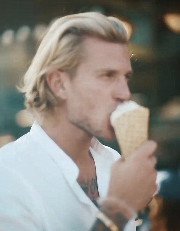 Loris Karius si ve svém klipu pochutnává na zmrzlině