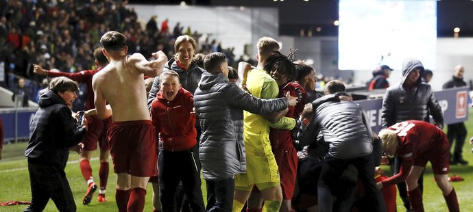 Radost mladíků Liverpoolu po penaltovém rozstřelu, ve žlutém dresu český brankář Vítězslav Jaroš