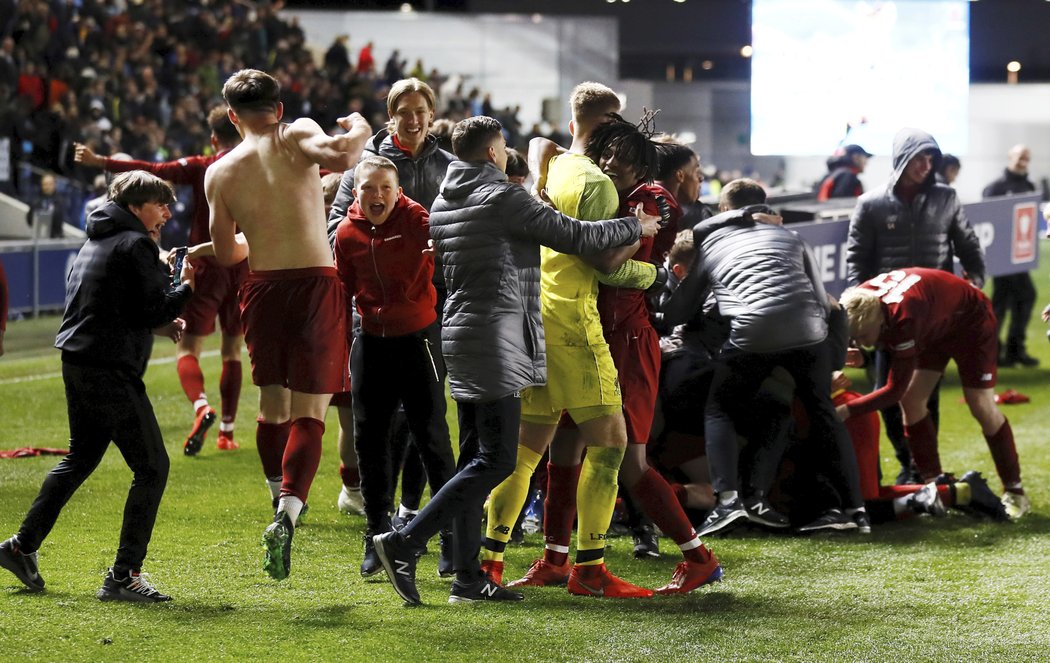 Radost mladíků Liverpoolu po penaltovém rozstřelu, ve žlutém dresu český brankář Vítězslav Jaroš