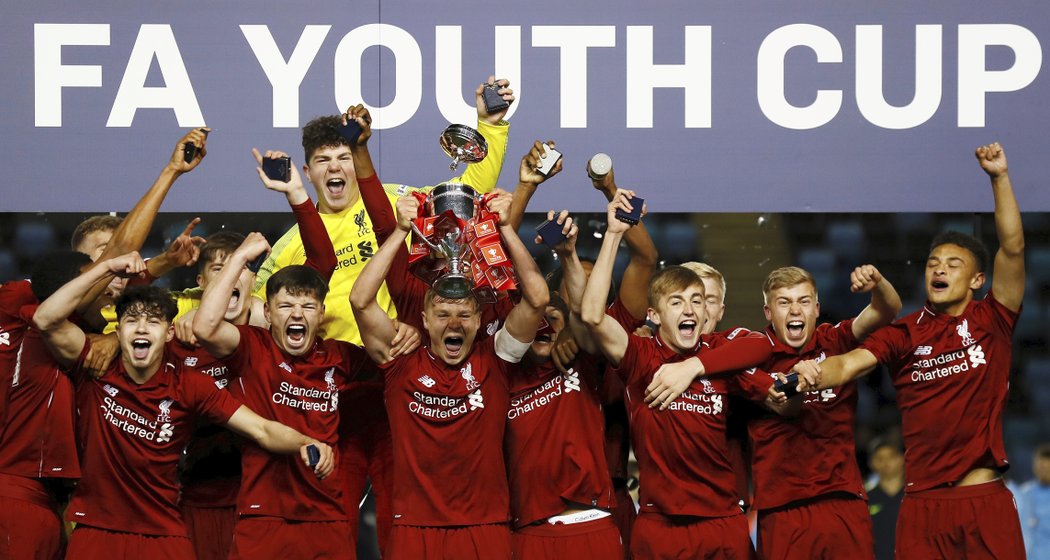 Osmnáctka Liverpoolu s českým brankářem Vítězslavem Jarošem slaví triumf v FA Youth Cupu