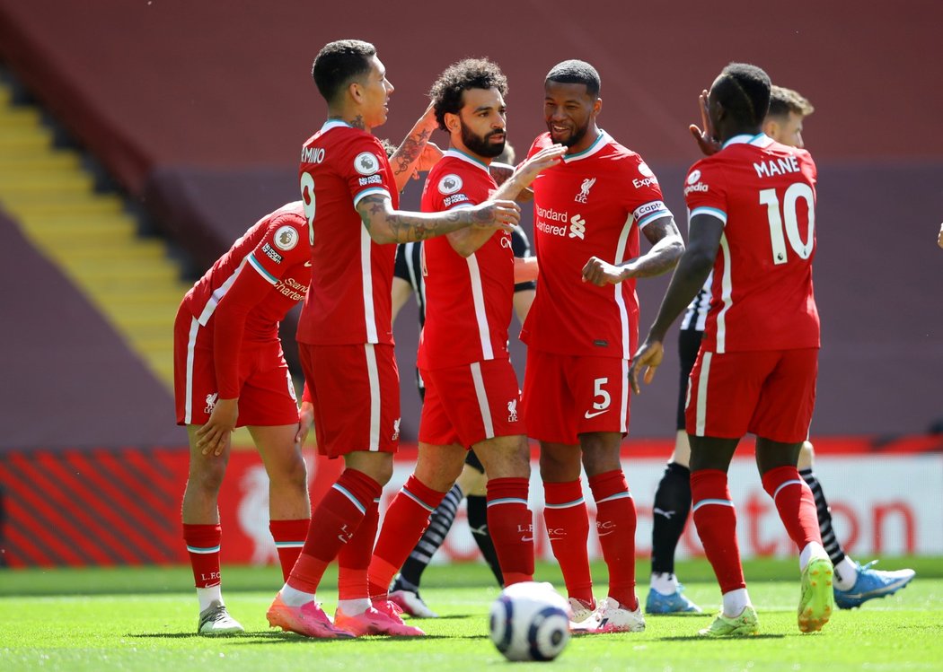 Fotbalisté Liverpoolu ve chvíli, kdy vstřelili branku proti Newcastlu