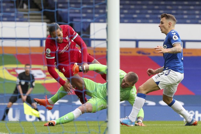 Virgil van Dijk (vlevo) a Jordan Pickford (vpravo) během inkriminovaného momentu ze zápasu Everton – Liverpool