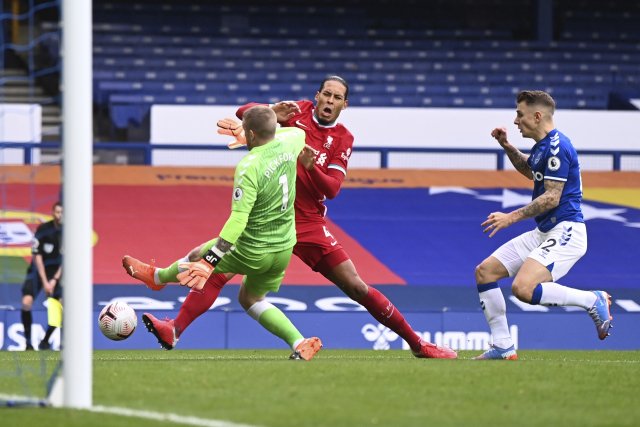 Virgil van Dijk (vlevo) a Jordan Pickford (vpravo) během inkriminovaného momentu ze zápasu Everton – Liverpool