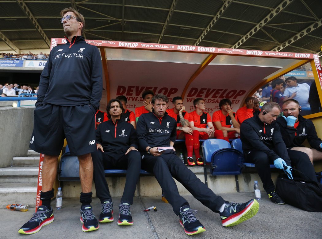 Německý manažer Liverpoolu Jürgen Klopp měl před poločasem lavičku ještě docela plnou.