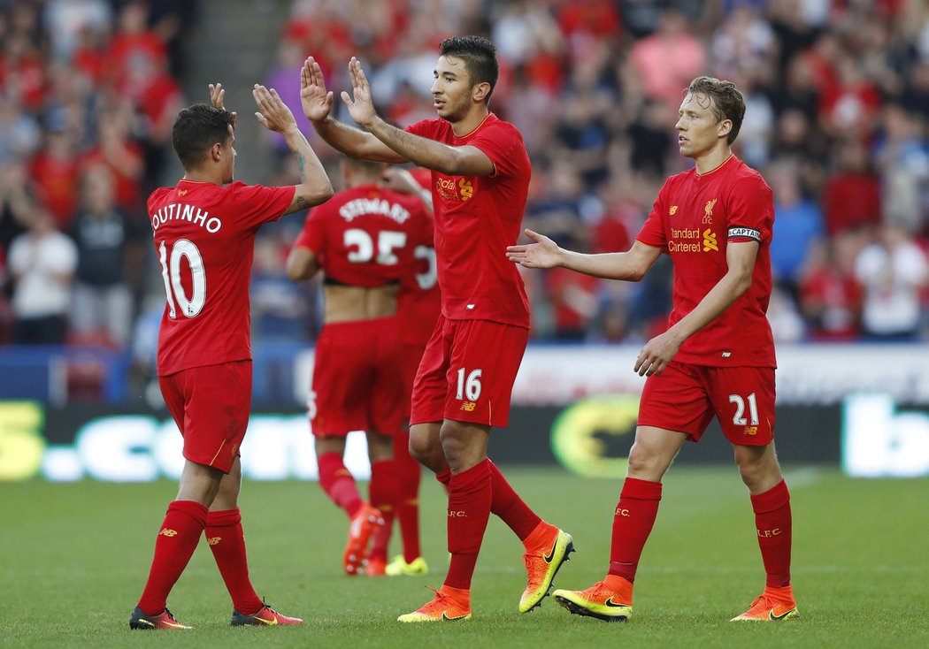 Fotbalisté Liverpoolu slaví gól v síti Huddersfieldu během přípravného utkání.