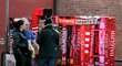 Prodej suvenýrů u stadionu Liverpoolu