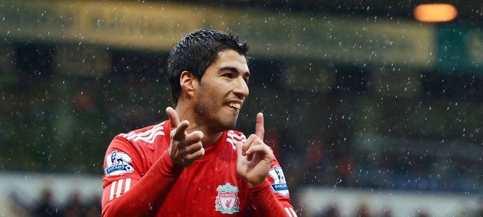 Útočník Liverpoolu Luis Suárez se ocitl pod palbou kritiky, když v utkání Liverpoolu s Mansfieldem vstřelil gól rukou