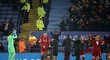 Zatímco hráči Liverpoolu slavili s fanoušky, Virgil van Dijk „odvedl“ muže se sekačkou