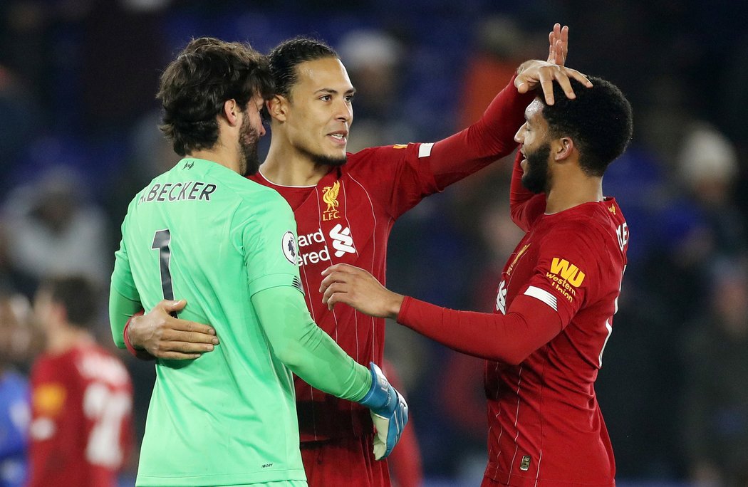 Radost hráčů Liverpoolu po vítězství na hřišti Leicesteru