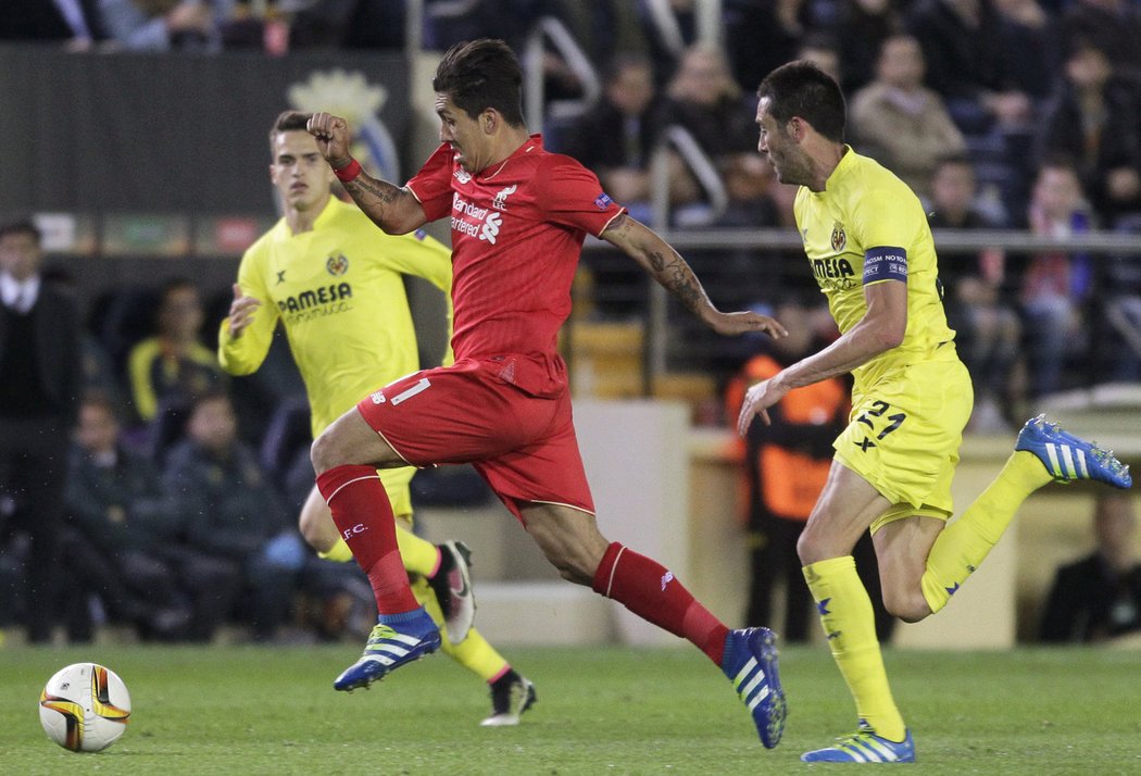 Roberto Firmino v zajetí domácích fotbalist