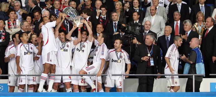 Fotbalisté AC Milán slaví vítězství v Lize mistrů.