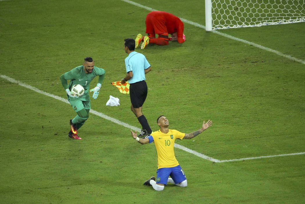 Neymar rozhodl a začal slavit s gólmanem Wevertonem