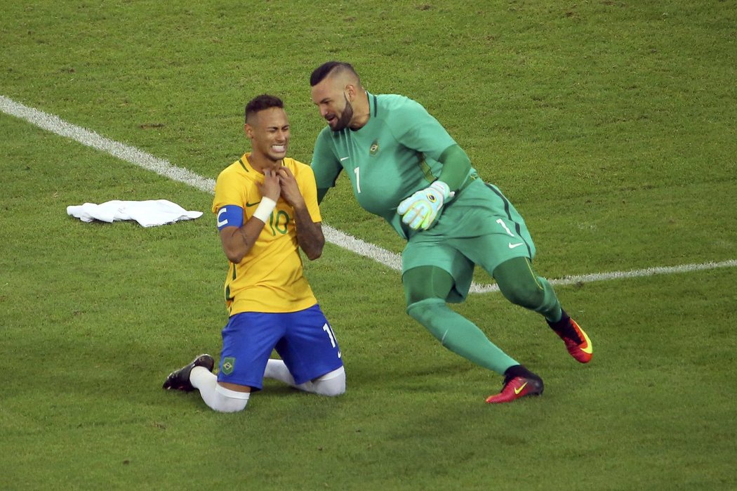 Neymar rozhodl a začal slavit s gólmanem Wevertonem