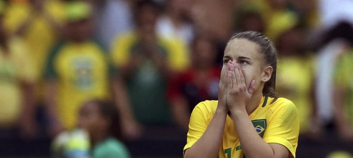 Brazilská fotbalistka Andressa se chytá za hlavu poté, co její země vypadla v Riu se Švédskem