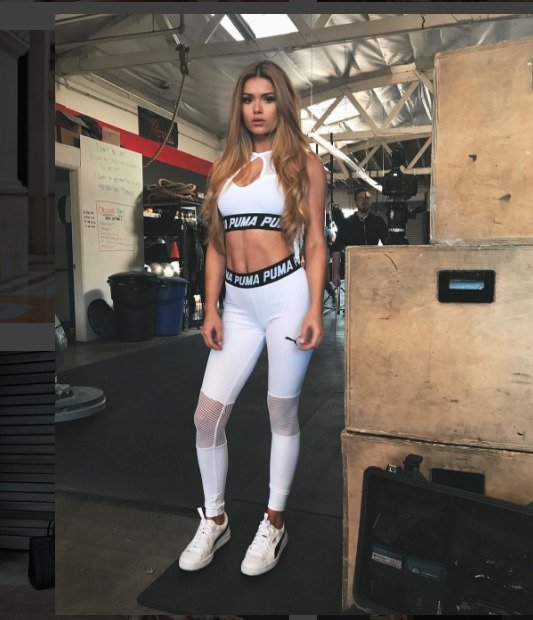 Fitness modelka Pamela Reifová je přítelkyní gólmana Liverpoolu Lorise Kariuse.