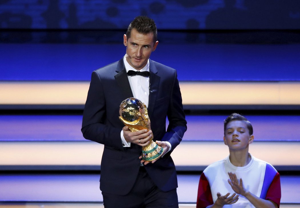 Miroslav Klose na losu MS s trofejí pro vítěze