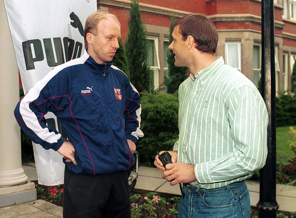 Luděk Mikloško (vpravo) hovoří s Miroslavem Kadlecem během EURO 1996