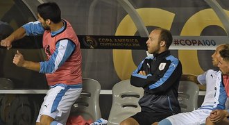 Uruguay na Copě Américe končí, Suárez bušil do lavičky a řval na kouče