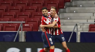 Suárez dál září a Atlético vede ligu, Real ztratil s nováčkem