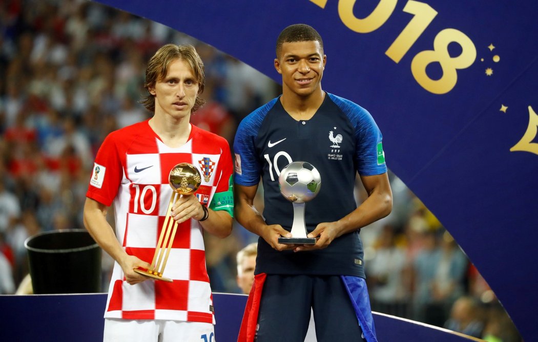 Nejlepší hráč MS Luka Modrič a nejlepší mladý hráč Kylian Mbappé