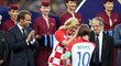 Chorvatská prezidentka Kolinda Grabar-Kitarovic gratuluje Lukovi Modričovi k ceně por nejlepšího hráče MS
