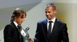 Prezident UEFA Aleksander Ceferin předává Luka Modričovi cenu pro nejlepšího hráče Evropy sezony 2017/2018