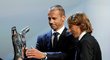 Prezident UEFA Aleksander Ceferin předává Luka Modričovi cenu pro nejlepšího hráče Evropy sezony 2017/2018