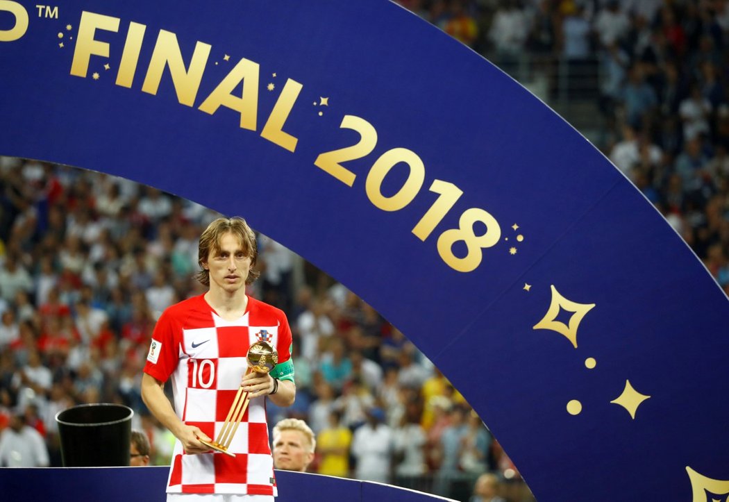 Chorvatský kapitán Luka Modrič s cenou pro nejlepšího hráče MS