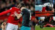 Útočník Manchesteru United Romelu Lukaku musel po bolestivé srážce s obráncem v utkání se Southamptonem brzy střídat