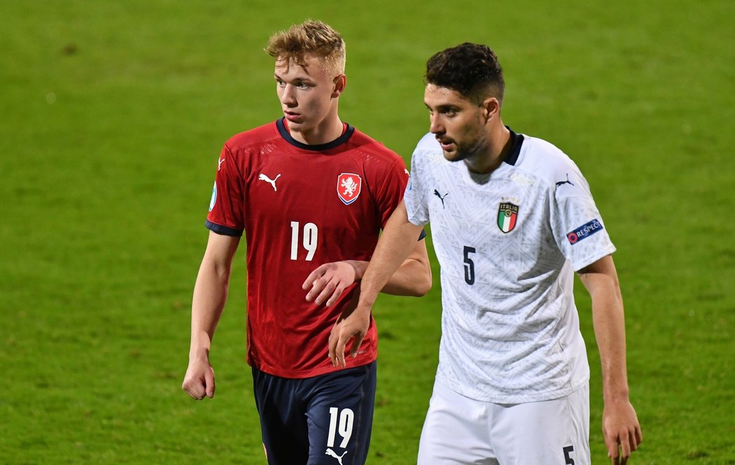 Reprezentační záložník do 21let Adam Karabec (vlevo) v utkání proti Itálii