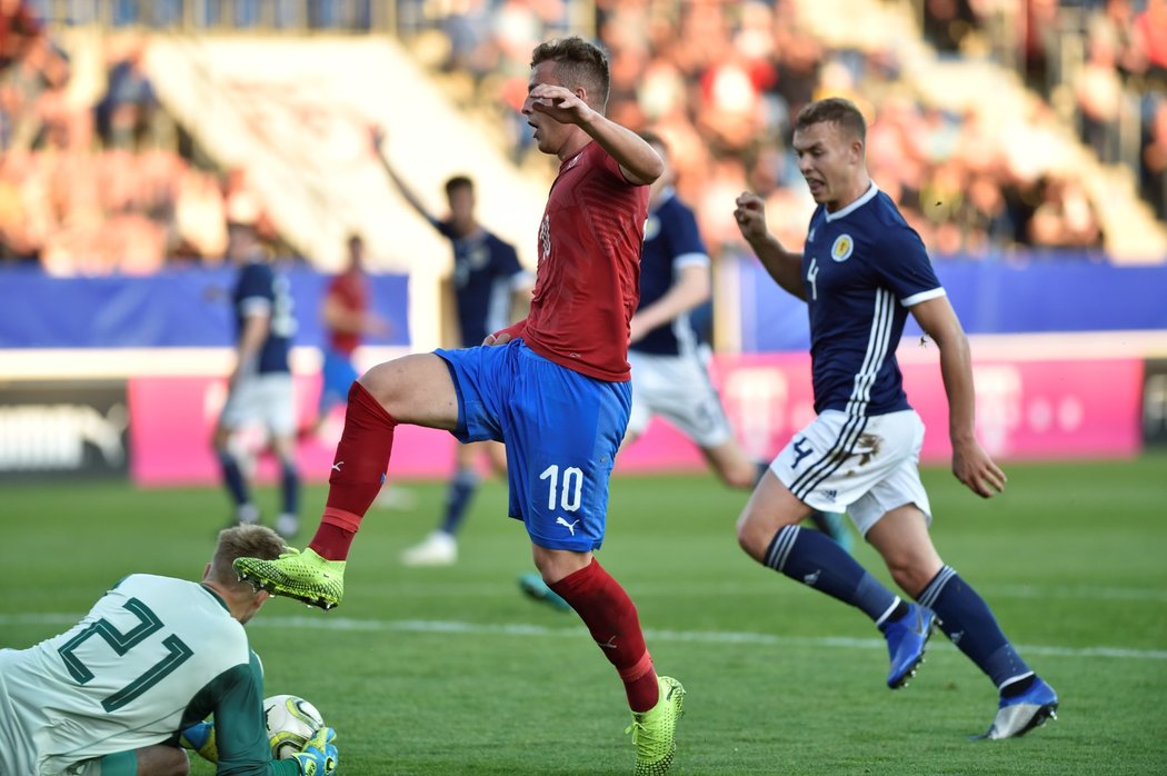 Skotský brankář Robby McCrorie zasahuje proti Ondřeji Šašinkovi